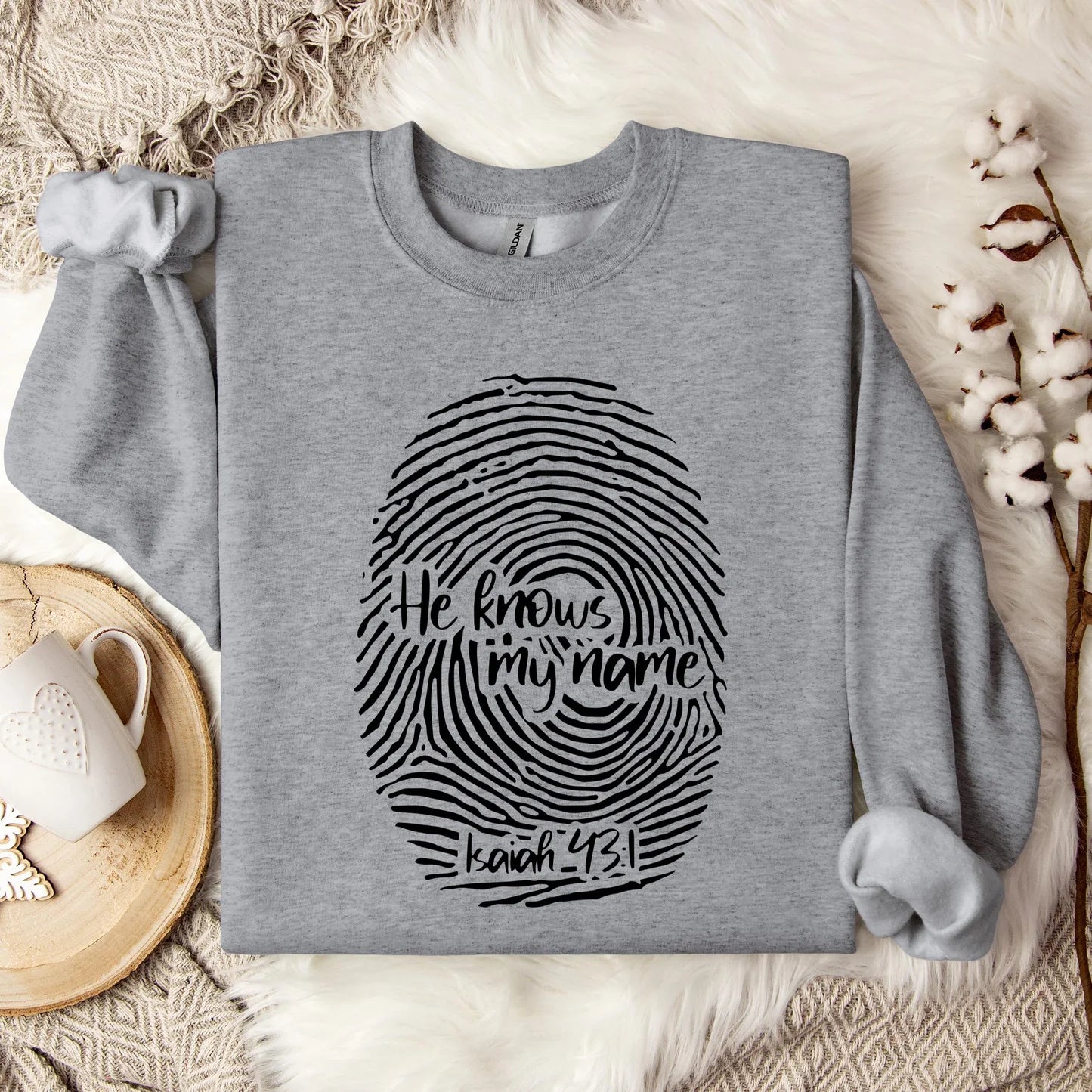 He Knows My Name Sweatshirt – Christlicher Streetwear Pullover mit Print | StaywearAppare