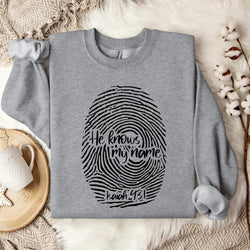 Image of He Knows My Name Sweatshirt – Christlicher Streetwear Pullover mit Print | StaywearAppare